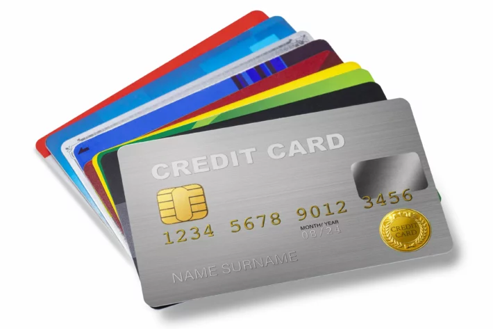 Cartão de crédito: pagar o mínimo ou parcelar a fatura. Foto: Adobe Stock